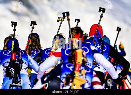 Zhangjiakou, China. 18th. Februar 2022. Der 12,5 Kilometer lange Massenstart-Biathlon der Frauen während der Olympischen Winterspiele 2022 am 18. Februar 2022 in Zhangjiakou, China. Kredit: Roman Vondrous/CTK Foto/Alamy Live Nachrichten Stockfoto