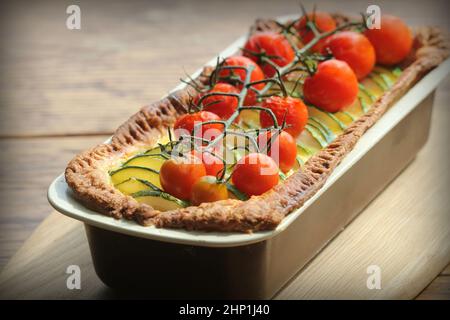 Quiche mit Tomaten, Zucchini und Käse. Stockfoto