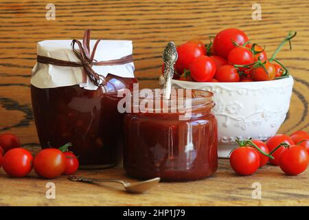 Kirschtomate und Chili Marmelade konserviert in einem Glas. Stockfoto