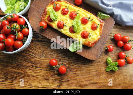 Frische Tomatentorte, Blätterteig mit Ricotta, Käse und Kirschtomaten gekrönt. Draufsicht . Stockfoto