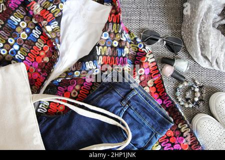 Herbst weiblichen Outfit. Kleidung, Schuhe und Zubehör auf grauem Hintergrund Stockfoto