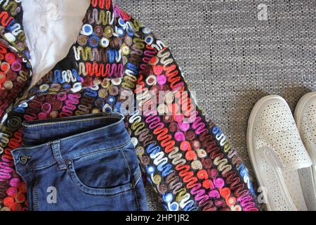 Herbst weiblichen Outfit. Kleidung, Schuhe und Zubehör auf grauem Hintergrund Stockfoto