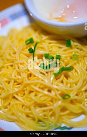 traditionelle japanische Ramen-Nudeln mit pochiertem Ei auf der Seite Stockfoto