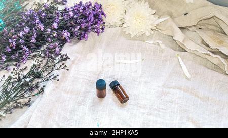 Flasche ätherisches Öl. Kräutermedizin oder Aromatherapie dropper Flasche auf weißem Hintergrund. Frischem Rosmarin Blüten und ätherischen Ölen auf der Stockfoto