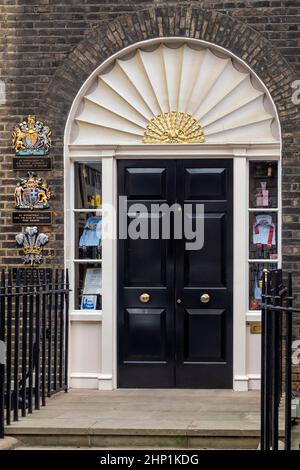 LONDON, Großbritannien - 06. MAI 2019: Prunkvoller Eingang zum Schneidergeschäft von Ede und Ravenscroft in Burlington Gardens by Saville Row Stockfoto