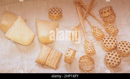 Set von leerem Korbkorb auf dem Tisch mit einem Hintergrund aus natürlichem Leinen, Schablone Modell für die Anzeige des Produkts Stockfoto