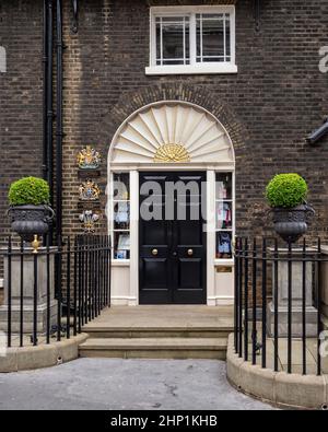 LONDON, Großbritannien - 06. MAI 2019: Prunkvoller Eingang zum Schneidergeschäft von Ede und Ravenscroft in Burlington Gardens by Saville Row Stockfoto