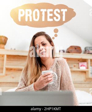 Schreiben zeigt Text Protest, konzeptuelles Foto eine Aktion, die Missbilligung oder Widerspruch gegen etwas Casual Internet Surfing, Student Resea Stockfoto