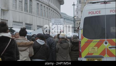 London, Großbritannien - 01 22 2022: Massen von Demonstranten am Portland Place marschieren aus dem Regent Park zur Unterstützung von NHS100K für die ‘World Wide Rally for Freedom'. Stockfoto