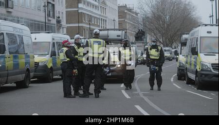 London, Großbritannien - 01 22 2022: Eine Gruppe von Polizisten, die mit Gesichtsmasken unterwegs waren, stand auf der Straße am Portland Place. Stockfoto