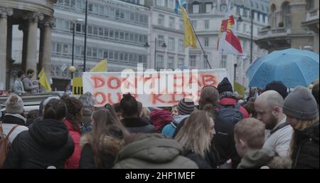 London, Großbritannien - 01 22 2022: Ein Banner unter einer Menge von Demonstranten, ‘Don’t Jab Our Kids’, auf dem Portland Place zur Unterstützung von NHS100K. Stockfoto