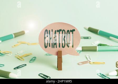 Schild mit Chatbot, Konzeptfoto eine Art Computerprogramm, das menschliche Konversation simuliert Bunte Bürobedarf helle Workplace-Sachen Stockfoto