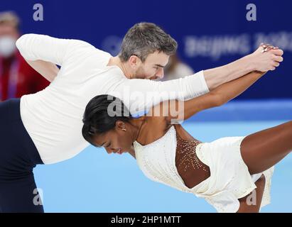 Peking, China. 18th. Februar 2022. Vanessa James(R)/Eric Radford aus Kanada treten während des Eiskunstlauf-Paarskating-Kurzprogramms im Capital Indoor Stadium in Peking, der Hauptstadt Chinas, am 18. Februar 2022 auf. Quelle: Cao Can/Xinhua/Alamy Live News Stockfoto