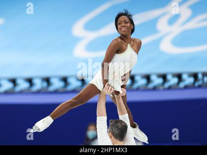 Peking, China. 18th. Februar 2022. Vanessa James(TOP)/Eric Radford aus Kanada tritt während des Kurzprogramms zum Eiskunstlauf-Paar im Capital Indoor Stadium in Peking, der Hauptstadt Chinas, am 18. Februar 2022 auf. Quelle: Cao Can/Xinhua/Alamy Live News Stockfoto