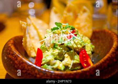 frische Avocado und Garnelen-Salat mit Nachos auf Seite Stockfoto