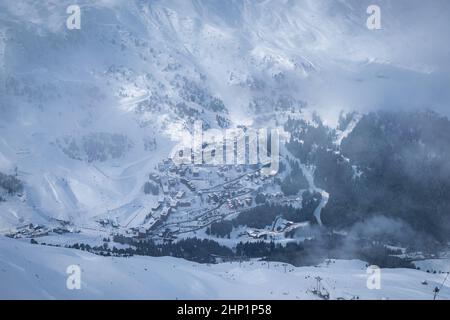 Méribel-Mottaret vom Skilift Pas du Lac aus gesehen Stockfoto