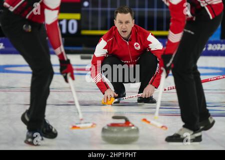 Peking, China. 18th. Februar 2022. Brad Gushue vom kanadischen Team reagiert während ihres Männer-Curling-Bronzemedaillenspiels bei den Olympischen Winterspielen 2022 in Peking am Freitag, den 18. Februar 2022. Foto von Paul Hanna/UPI Credit: UPI/Alamy Live News Stockfoto