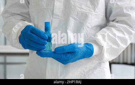 Hygiene Hand Sanitizer Spray (alkoholfrei) wird von chemischen Experten in Glasflaschen verpackt. Stockfoto