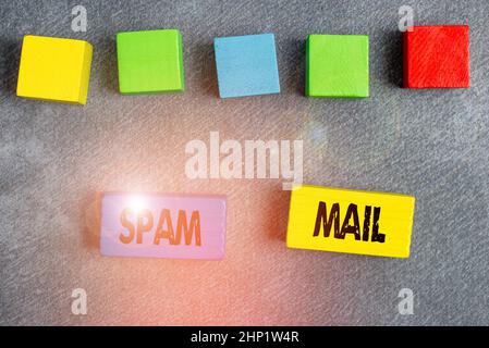 Schreiben Anzeige Text Spam Mail, Wort auf aufdringliche Werbung geschrieben unangemessene Nachrichten auf dem Internet-Stapel von Sample Cube rechteckig gesendet Stockfoto