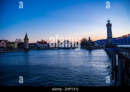 Blick auf den Eingang zum Lindauer Hafen am Bodensee bei Sonnenaufgang Stockfoto