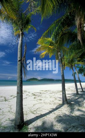 Ein Strand mit Landscape naer Ayer Hangat Village im Norden der Insel Langkawi in Malaysia. Malaysia, Langkawi, Januar 2003 Stockfoto