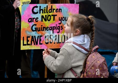 Anti-Vax-Protest, als die Regierung bekannt gab, dass Kindern zwischen 5-11 Jahren in England kovidierter Impfstoff angeboten wird. Parliament Square, Westminster, London, Großbritannien Stockfoto