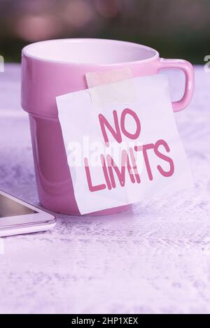 Textschild zeigt No Limits, Geschäftsidee zu tun, was immer Sie können, ohne Einschränkungen und Zurückhaltung beruhigende und erfrischende Umgebung, Garten Stockfoto