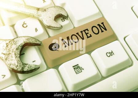 Textunterschrift mit Umzugsort, Internetkonzept, um den Aufenthaltsort zu verlassen und woanders hinzugehen, die alte Website zu modernisieren und zu reparieren, Stockfoto