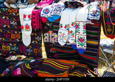 Traditionelle bulgarische handgestrickte Socken mit Wollmuster - Bastelkonzept Stockfoto