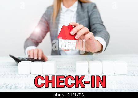 Schild mit Check-in, Wort geschrieben über Verfahren, durch das eine Fluggesellschaft oder ein Hotel den Gast Formell eine junge Dame Orbusiness-Frau Calculatin registriert Stockfoto