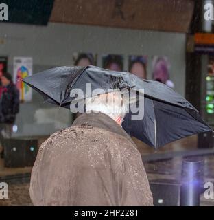 Preston, Lancashire. Wetter in Großbritannien. 18. Februar 2022. Nass und windig in Preston. Quelle:MediaWorldImages/Alamy Live News Stockfoto