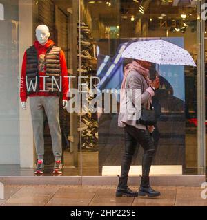 Preston, Lancashire. Wetter in Großbritannien. 18. Februar 2022. Nass und windig in Preston. Quelle:MediaWorldImages/Alamy Live News Stockfoto