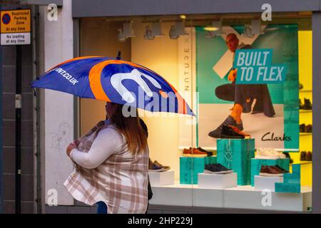 Preston, Lancashire. Wetter in Großbritannien. 18. Februar 2022. Nass und windig in Preston. Quelle:MediaWorldImages/Alamy Live News Stockfoto