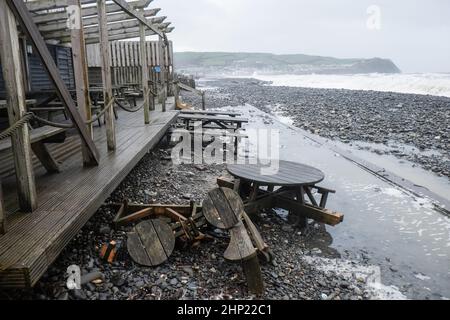 Aberystwyth, Großbritannien. 18th. Februar 2022. Outdoor Sitzbereich im Victoria Inn Pub während Sturm Eunice Borth Dorf, Küstenresort nördlich von Aberystwyth, Cardigan Bay, West Wales, UK, Vereinigtes Königreich Kredit: Paul Quayle/Alamy Live News Stockfoto