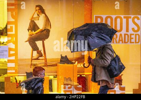 Preston, Lancashire. Wetter in Großbritannien. 18. Februar 2022. Nass und windig in Preston. Quelle:MediaWorldImages/Alamy Live News Stockfoto