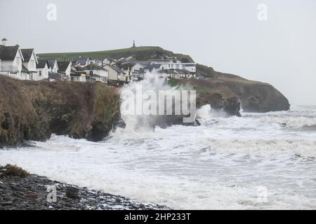 Aberystwyth, Großbritannien. 18th. Februar 2022. Sturm Eunice trifft Dorf Borth, Küstenresort nördlich von Aberystwyth, Cardigan Bay, West Wales, UK, Vereinigtes Königreich Kredit: Paul Quayle/Alamy Live NewsAberystwyth, UK. 18th. Februar 2022. Sturm Eunice trifft Borth Village,Coastal Resort nördlich von Aberystwyth,Cardigan Bay,West Wales,UK,Vereinigtes Königreich Kredit: Paul Quayle/Alamy Live News Stockfoto