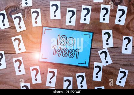 Schreiben mit Text ISO 14001, Word für eine Reihe von Standards im Zusammenhang mit Umweltmanagement Brainstorming Neue Ideen und Anregungen für Solu Stockfoto