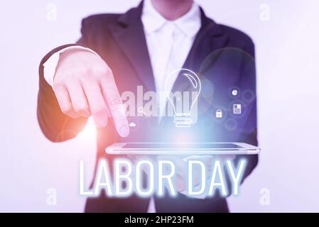 Schild zeigt Labor Day, Wort an einem jährlichen Feiertag geschrieben, um die Leistungen der Arbeiterdame in Anzug zeigt auf Tablet zeigt Futurist zu feiern Stockfoto