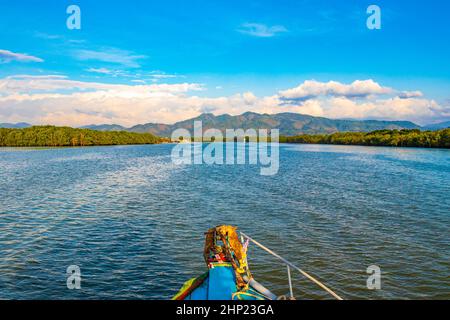 Fähre am Tai Kak Pier und das tropische Paradies Meerlandschaft Panoramablick in Ranong Thailand. Stockfoto