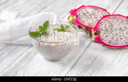 Schüssel Chia Pudding mit Pitaya und Kokosmilch Stockfoto
