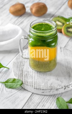 Kiwi-, Mango- und Spinat-Smoothie im Einmachglas Stockfoto