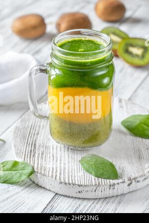 Kiwi-, Mango- und Spinat-Smoothie im Einmachglas Stockfoto