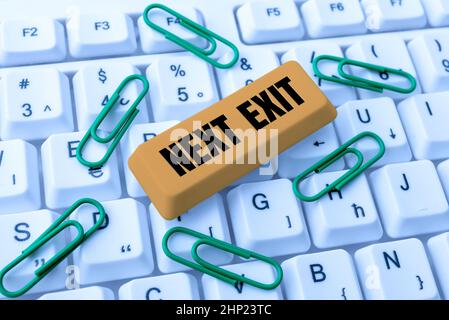 Schild, das Next Exit anzeigt, Konzept, das den folgenden Ausweg bedeutet oder den Akt des Abgangs an einem Ort oder Autobahn, die Spielprogrammcodes eingeben, Neue Pl. programmieren Stockfoto