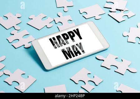 Hand schreiben Zeichen Happy May, Konzeptfoto glücklicher neuer Monat Beste Wünsche frisch Start Feiern Urlaub Brainstorming Technologie Probleme verbessern Stockfoto