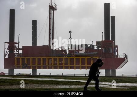 Newhaven Lighthouse, Großbritannien, 18th. Februar 2022. Ein einheimischer Fotograf, der während des Sturms Eunice zum Leuchtturm von Newhaven ging, dachte an die Südküste Englands mit Windgeschwindigkeiten von bis zu 70-80mph in West Sussex. Quelle: Steven Paston/Alamy Live News Stockfoto