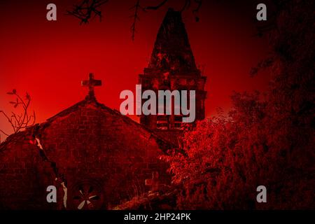 Foto für halloween. Die alte ruinierte Kirche in der Nacht Stockfoto