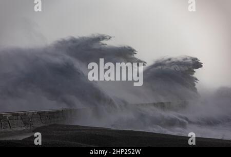 Newhaven Lighthouse, Großbritannien, 18th. Februar 2022. Die Meereswand des Newhaven Lighthouse wurde von starken Wellen getroffen, als der Sturm Eunice fegt, dachte an die Südküste Englands mit Windgeschwindigkeiten von bis zu 70-80mph in West Sussex. Quelle: Steven Paston/Alamy Live News Stockfoto