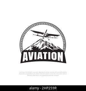 Vintage Flugzeug Logo Design. Retro Grunge Flugzeug mit Emblem-Logo, Lufttransport am Himmel auf Berghintergrund Stock Vektor