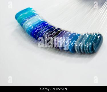 Blau verschiedene Palette Gel lackiert Beispiele auf dem weißen Hintergrund Stockfoto