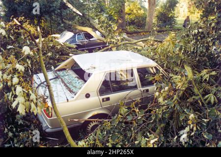 Aktenfoto vom 16/10/1987 von zerstörten Autos nach dem Großen Sturm von 1987. Ausgabedatum: Freitag, 18. Februar 2022. Stockfoto